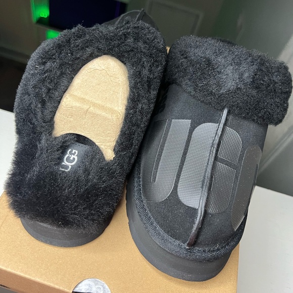 Women’s Uggs - Picture 2 of 8